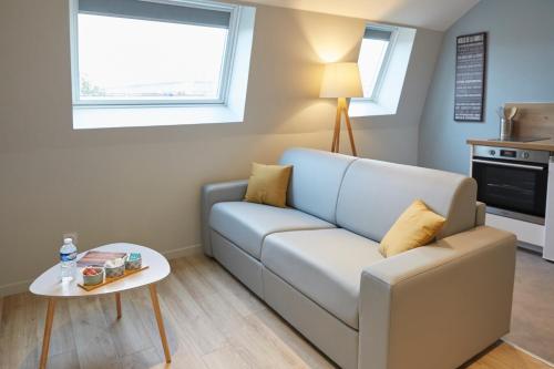 - un salon avec un canapé et une table dans l'établissement LocationsTourcoing - Le Famelart, à Tourcoing