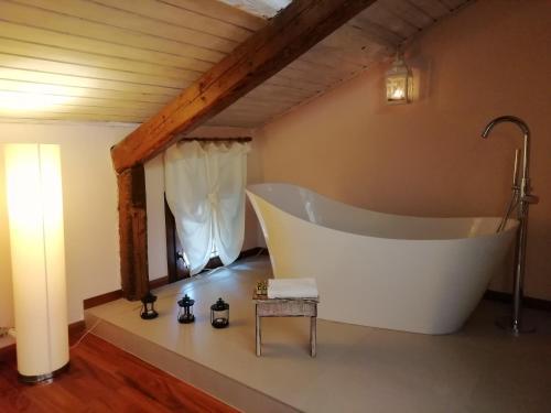 uma casa de banho com uma grande banheira num quarto em Locanda degli Ulivi em Arcugnano