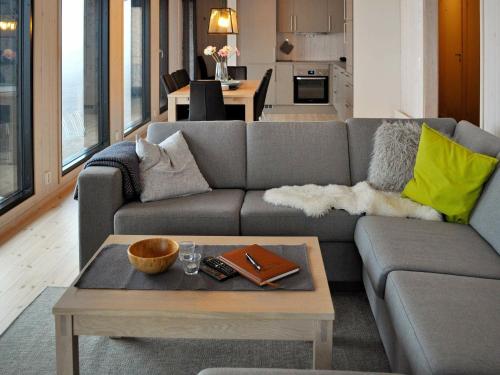 10 person holiday home in yer في أُيار: غرفة معيشة مع أريكة وطاولة قهوة