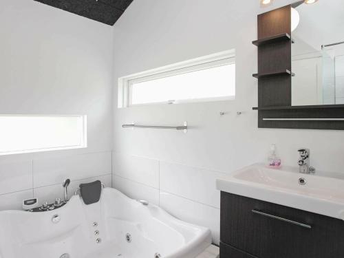 Ένα μπάνιο στο 6 person holiday home in Strandby-By Traum