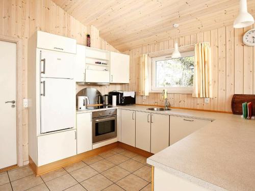 Cuisine ou kitchenette dans l'établissement 8 person holiday home in Thisted-By Traum