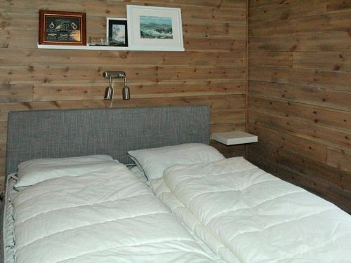 Kama o mga kama sa kuwarto sa Four-Bedroom Holiday home in Urangsvåg
