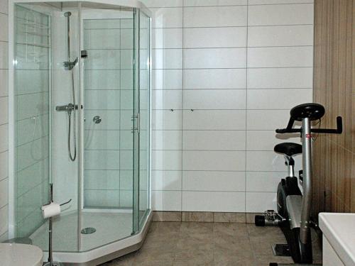 Bathroom sa Four-Bedroom Holiday home in Urangsvåg