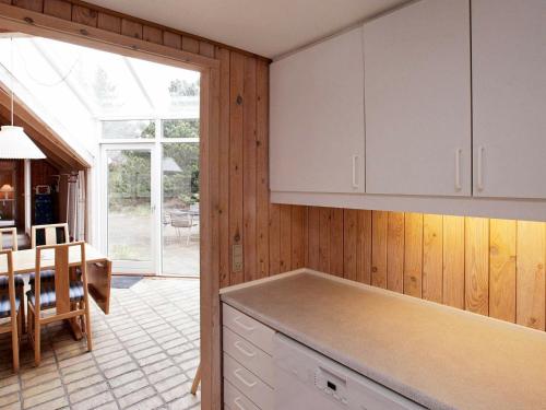 Una cocina o cocineta en 8 person holiday home in Fjerritslev-By Traum
