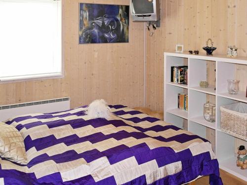 Een bed of bedden in een kamer bij Three-Bedroom Holiday home in Storvorde 19