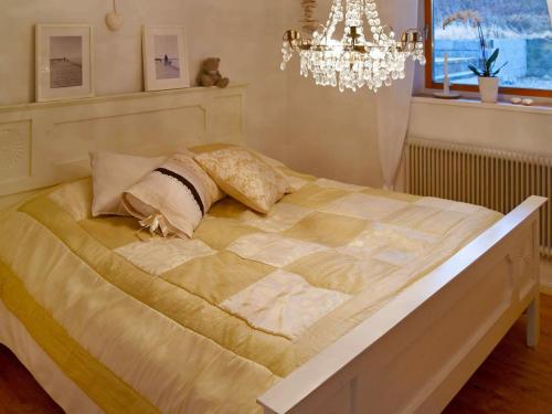 クングスハムンにあるHoliday Home Kungshamnのシャンデリア付きのベッドルームの大型ベッド1台