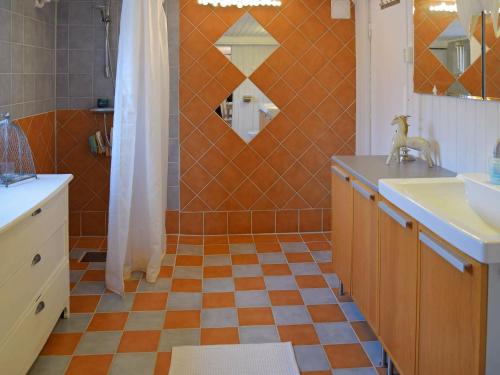 baño con ducha y suelo de baldosa. en Holiday Home Kungshamn, en Kungshamn