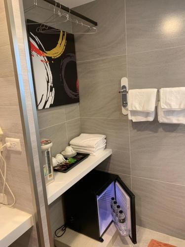 a bathroom with a tv sitting on a shelf at Chi Shing Hai Hotel in Dahan
