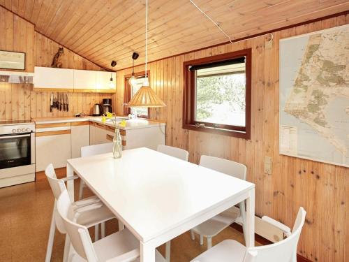 Mosevråにある6 person holiday home in Oksb lのキッチン(白いテーブル、白い椅子付)