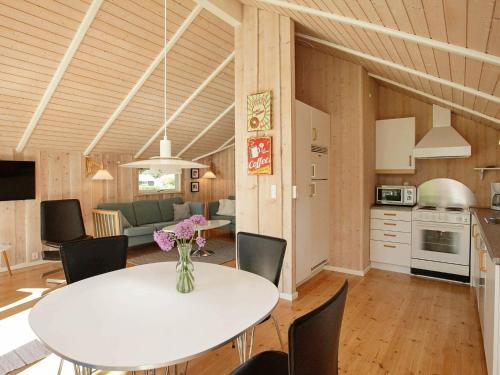 cocina y comedor con mesa y sillas en 5 person holiday home in Esbjerg V, en Esbjerg