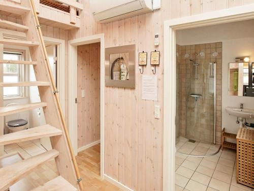 baño con una escalera que conduce a una ducha y un lavabo en Holiday home Sæby II, en Saeby