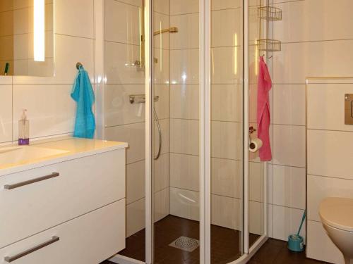 Ένα μπάνιο στο 6 person holiday home in FARSUND