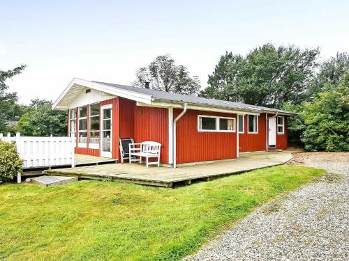 Struerにある8 person holiday home in Struerの赤小屋 木製デッキ