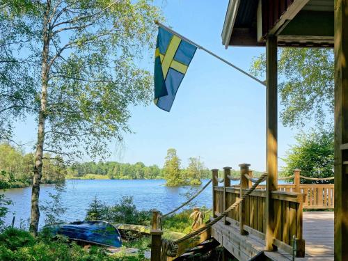 Hyltebrukにある8 person holiday home in HYLTEBRUKの湖付家旗