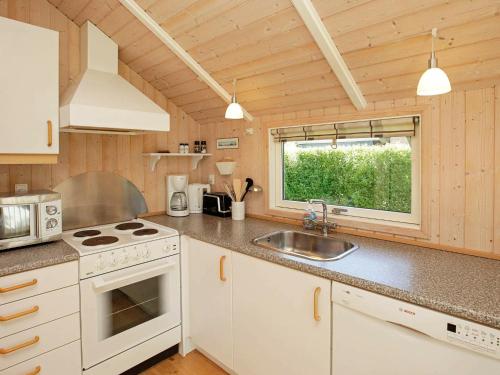 cocina con fregadero y fogones horno superior en 5 person holiday home in Esbjerg V, en Esbjerg