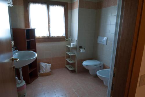 uma casa de banho com um WC e um lavatório em Agrimargherita em Caorle
