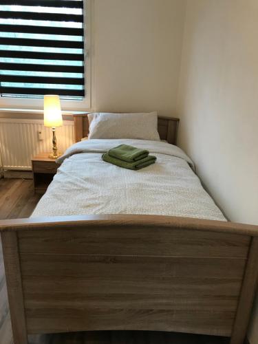 uma cama com uma toalha verde num quarto em Velbert Gartenstrasse em Velbert