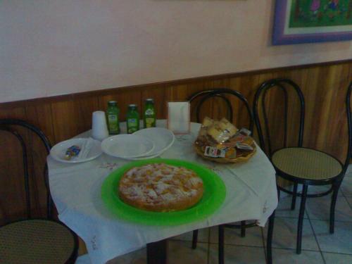 een tafel met een pizza op een groen bord bij Bed&Breakfast Castagna in Carlopoli