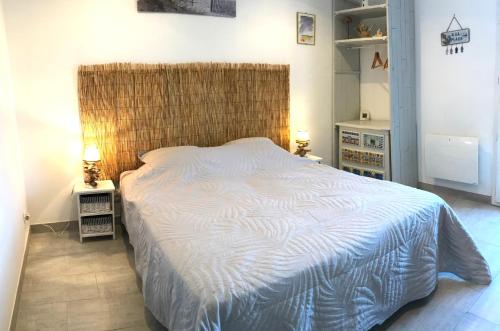 ein Schlafzimmer mit einem großen Bett und zwei Nachttischen in der Unterkunft Domaine de la Clotte in Roquefort-des-Corbières