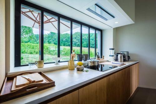 Una cocina o cocineta en RETREAT KEYWEEK House with Character Pool Fireplace and Garden