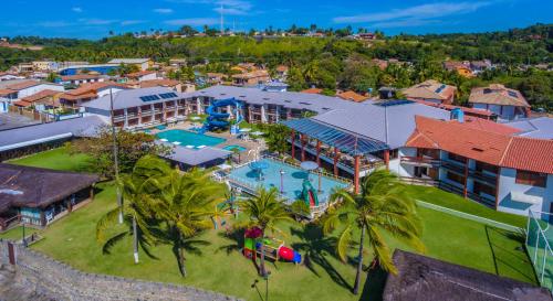 una vista aérea de un complejo con piscina en Baia Cabralia Hotel, en Santa Cruz Cabrália