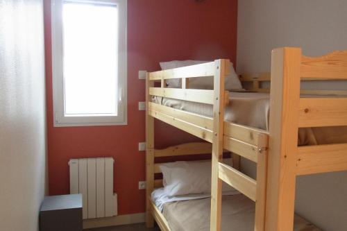 a bunk bed room with two bunk beds and a window at Résidence Le 101 in Millau