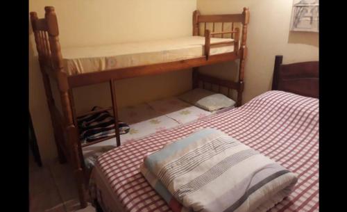 Un ou plusieurs lits superposés dans un hébergement de l'établissement Casa Amarela Paraty