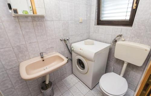 ein kleines Bad mit WC und Waschbecken in der Unterkunft Apartman Nina 1 in Senj