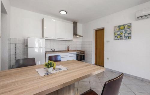 eine Küche mit einem Holztisch und Stühlen in der Unterkunft Apartman Nina 1 in Senj