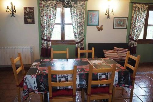 Noriega的住宿－El bordón de Noriega，用餐室配有桌椅和桌椅