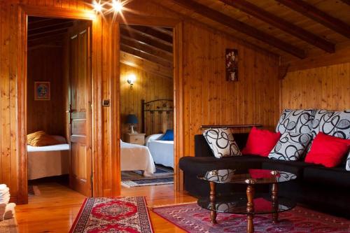 Una sala de estar con un sofá y un dormitorio. en El bordón de Noriega, en Noriega