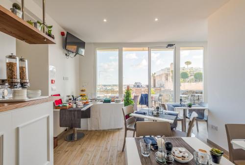 een keuken en een woonkamer met een groot raam bij Tano's Boutique Guesthouse in Valletta