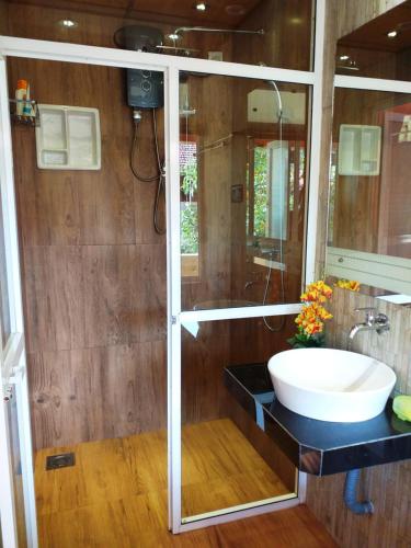 ein Bad mit einem Waschbecken und einem Spiegel in der Unterkunft Henderson Airport Residence in Negombo