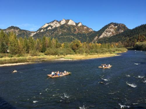 un gruppo di persone in barche su un fiume di Chata Adriana a Stará Lesná