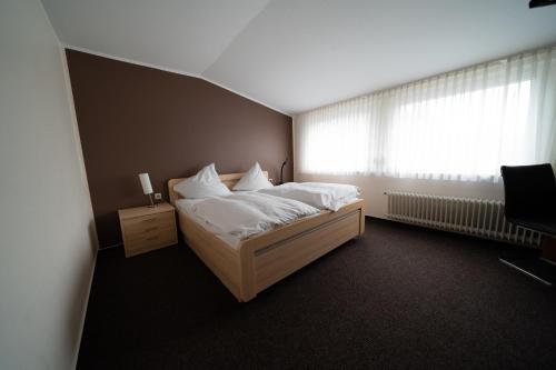 Llit o llits en una habitació de Hotel Emshof