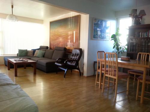 sala de estar con sofá y mesa en Thorshamar - Car Included en Reikiavik