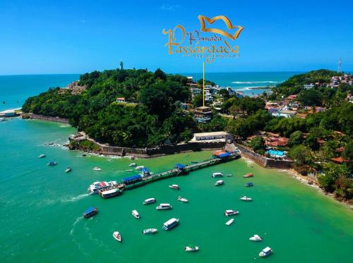 莫羅聖保羅的住宿－Passárgada Pousada e Restaurante，海港的空中景色,水中有船只