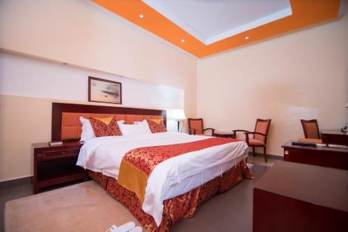 Postel nebo postele na pokoji v ubytování Falcon Heights Hotel