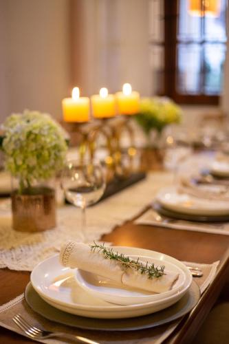 a table with plates and utensils on a table at Manuel Manor in Labugolla