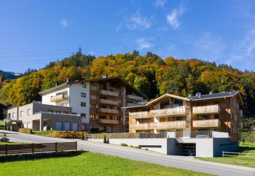 un edificio con una montaña en el fondo en Apartments Drei Türme, en Schruns