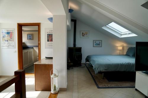 een slaapkamer met een bed en een dakraam bij Casa Mar e Serra in Cascais