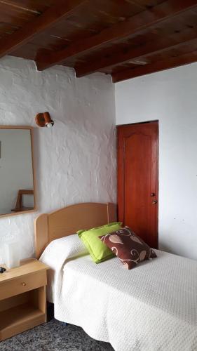 Caleta de CaballoにあるCaleta Caballo Beachのベッドルーム(白いベッド1台、鏡付)
