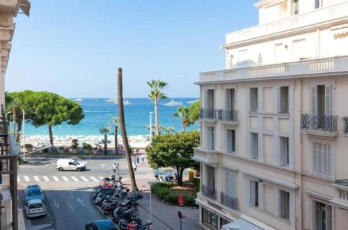 ein Gebäude mit Meerblick in der Unterkunft PALAIS MIRAMAR CROISETTE APART 1 MIN CARLTON in Cannes