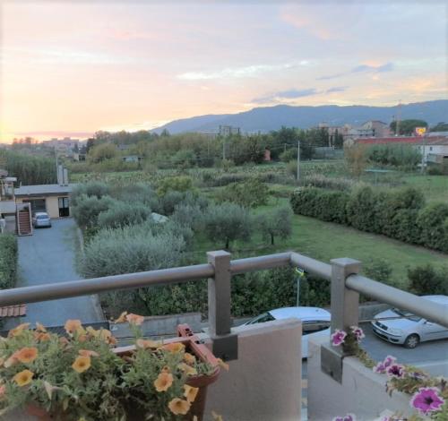 einen Balkon mit Blick auf einen Parkplatz mit Autos in der Unterkunft Casa Lella in Montecatini Terme