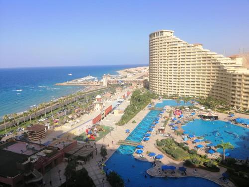 een uitzicht op een hotel en een strand met een resort bij Chalets at Pyramids Porto Sokhna by Easy Rent 2 in Ain Sokhna