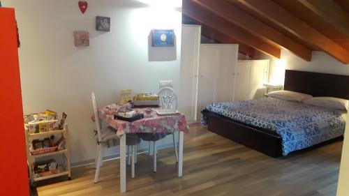 een slaapkamer met een bed en een tafel in een kamer bij La Mansardina in Matera