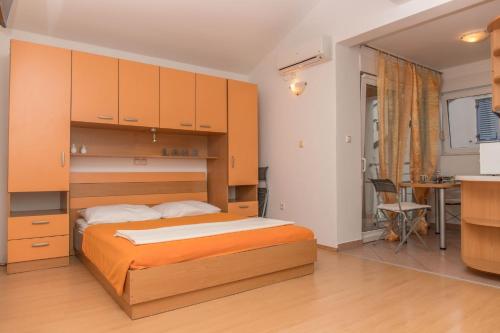 Schlafzimmer mit einem Bett und Schränken sowie einem Schreibtisch in der Unterkunft Apartments Zorica in Dramalj