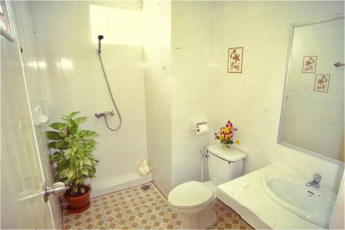 La salle de bains est pourvue de toilettes, d'un lavabo et d'une douche. dans l'établissement J Mansion, à Ao Nang Beach