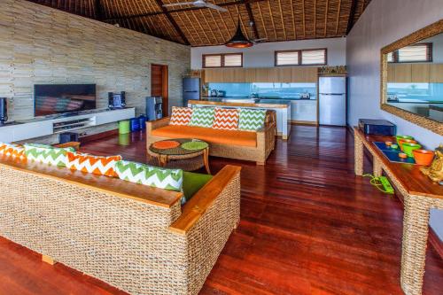 sala de estar con 2 sofás y cocina en Villa Agung, en Nusa Lembongan