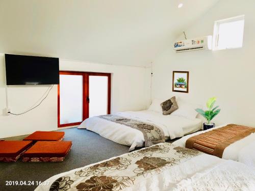 Un pat sau paturi într-o cameră la RiverView HomeStay